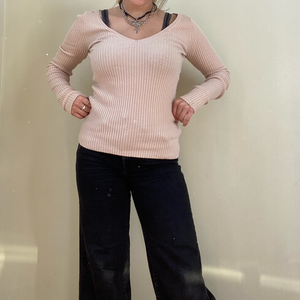 Beautiful, fitted sweater! - Picture 5 of 6